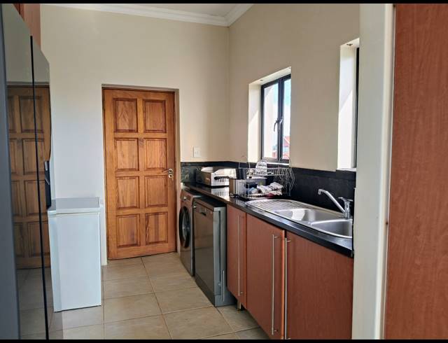 6 BEDROOM HOUSE FOR SALE IN PARADISE BEACH